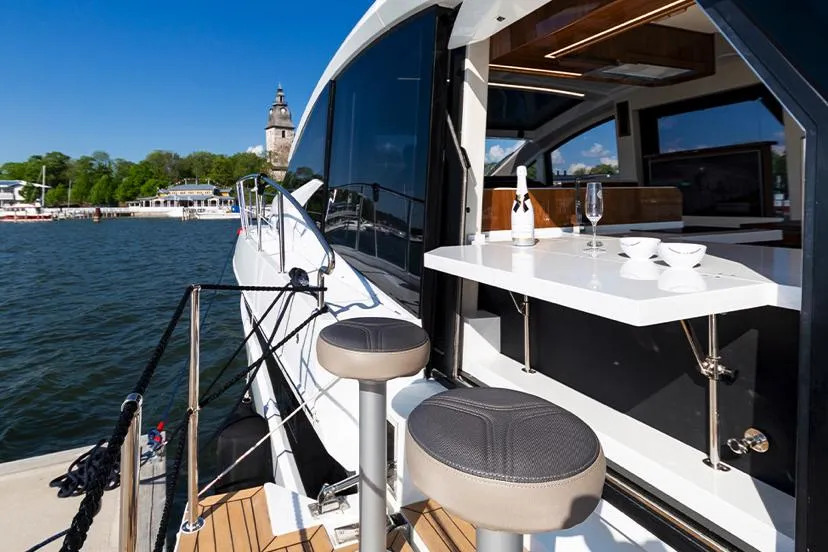 Yacht Photo 16